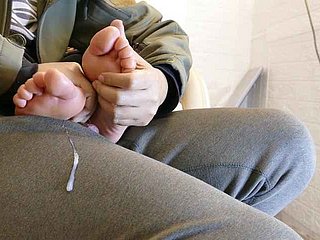 Китайский FootJob - массажист кончится на ногах клиента