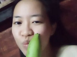 Fille asiatique chinoise à dishearten maison seule 74