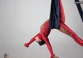 Esnek çıplak bebeğim agnes feher