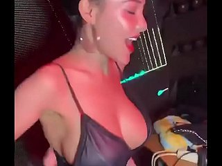 (01 de octubre de 2020) Ngân 98 Sparkling burgundy DJ Bitch