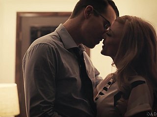 아름다운 노인 여성 Nina Hartley는 한 명의 잘 생긴 남자와 바람을 피우고 있습니다.