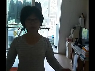 Donna coreana che indossa coryza mutanderia