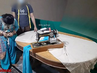 Desi Housewife fucked hard by Remodel 매우 뜨겁고 맑은 힌디어 오디오 .Desi Indian Bhabhi는 옷을 꿰매려고 갔다가 재단사 엿