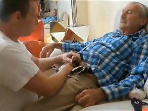 Opa genießt Blowjob von jungem Mann