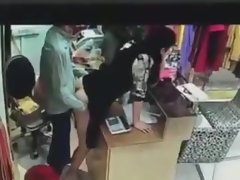 باس چین میں کیش رجسٹر پیچھے ملازم کے ساتھ جنسی ہے