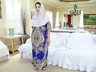 Orgazm bağımlısı Arap hatun Nadia Ali sulu kedisiyle oynuyor