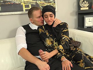 Милая женщина в хиджабе примерила член продавца вместо новой одежды