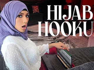 Hijabmeisje Nina is opgegroeid met het kijken naar Amerikaanse tienerfilms en is geobsedeerd right of entry het worden van Prom Mr Big brass