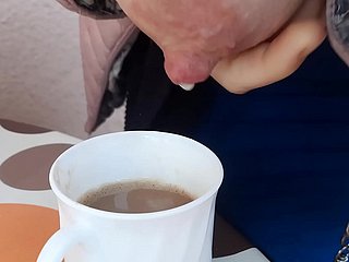 Frühstückskaffee mit Milch!