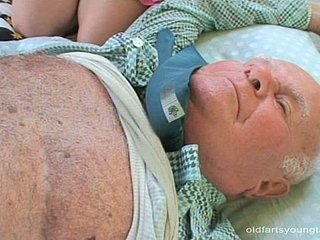 Tươi phải đối mặt với tóc vàng thiếu niên Kristyna B đưa đầu cho cha già