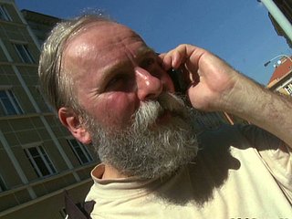 يبيع BF GF الخاص به إلى Old Fart