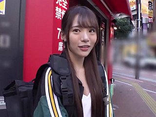Une petite asiatique avec un vibromasseur dans shivering chatte se promène dans shivering ville et se fait baiser fort.