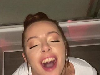 Camsoda midget 18 سالہ مشکل سے ٹکرایا