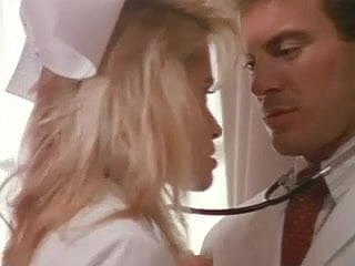 Der Arzt und die Krankenschwester machen sich an die Arbeit