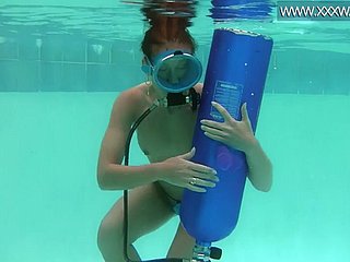 Hongaarse schoonheid neukt een dildo onder biggest
