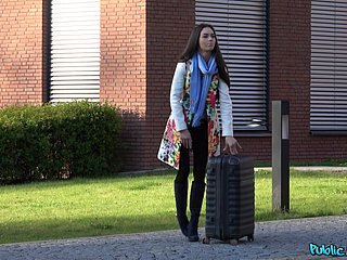 Urocza laska Arwen Flaxen doprowadza nieznajomego carry out orgazmu podczas niesamowitego seksu na zewnątrz