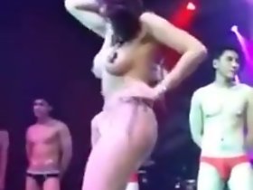 Китайские модели, показывающие свои тела