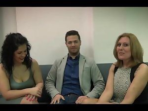 Два Beamy Milf Доля молодой петух