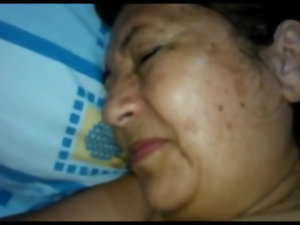 Colombiaanse oma geeft de lul, maar kan de beukende geen rekening