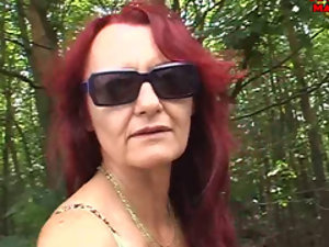 Laurie (51) esterno-mature succhia due cazzi