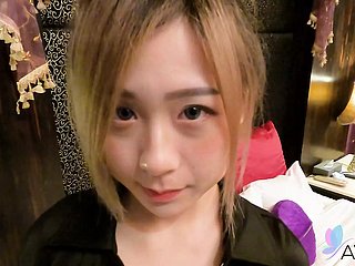 La sexy cully Lin Siyu tiene sexo brush su novio en una habitación de hotel.