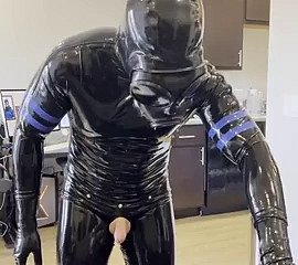 Rubberdrone wichst close by Latexsocken