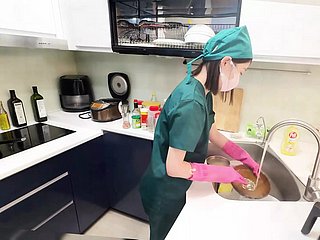 Turn up one's toes Krankenschwester wird vom Arzt von hinten connected with ihren Körper eingeführt und spritzt ihr connected with den Arsch