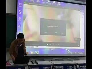 L'insegnante ha smarrito i coating di sesso on touching classe