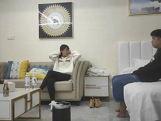 Una bella donna esce per aprire una casa. Le donne cinesi sono molto felici