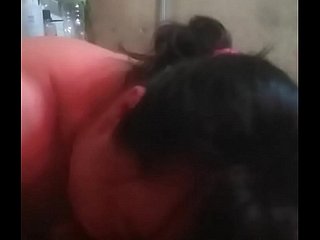 Une femme chinoise suce un indien