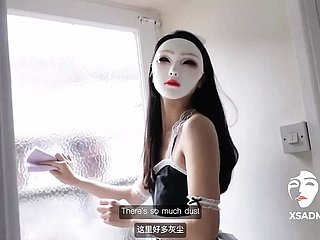Une mini pute asiatique chaude donne du hj à une fille well-endowed titillating avec de petits seins.
