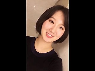 La bride Dorrit Yaqi se folla duro a su dildo