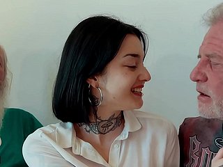 Cô gái tóc nâu trẻ quan hệ tay ba với những ông già và cô ấy nuốt tinh dịch