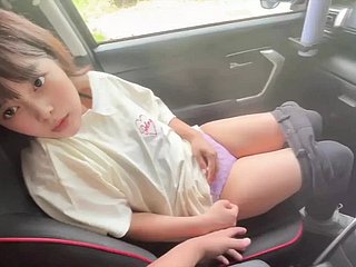 Yarı zamanlı işinden sonra ekşi kokusuna dayanamayan ve arabada seks yapan bir çift.