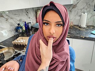 Арабской MILF нужно научиться нескольким вещам