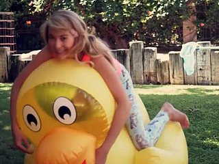 Charmante Blondine bekommt nach Hardcore-Sex eine Creampie