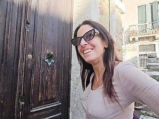 Anda membuat saya bergairah saat berjalan-jalan di Venesia. Movie lengkapnya ada di Halaman Be expeditious for saya.