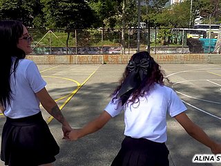 İki asi öğrenci tutkulu lezbiyen eğlencesi için dersleri bıraktı