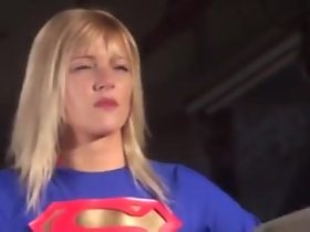 Supergirl कब्जा कर लिया और केज्ड है