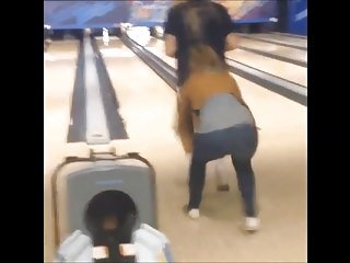 KawaiiKid - Hot Girls Mendapatkan Pantsed di Umum