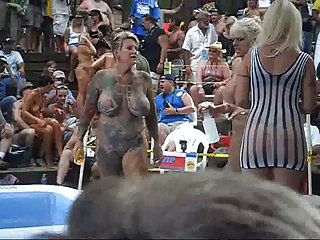 Ragazze calde all'aperto wrestling petrolio e roba a ponderosa