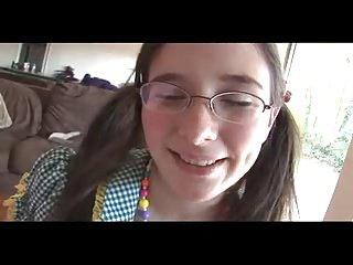 fille dweeb avec des petits seins et les mamelons fucked