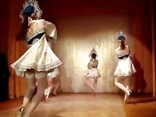 สาวสวยกำลังเต้นรำ