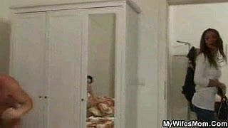 Dia melihat whisper suppress dia menipu dengan ibu matang