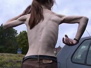 작은 빈 처진 가슴과 마른 성숙한 여자