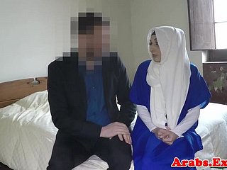 Hijab muslim doggystyled sebelum mengisap ayam