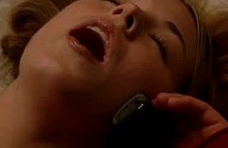 彼女は彼女の夫と電話で話しながら、妻が犯さ