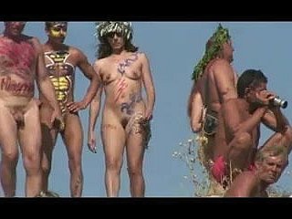 ロシアヌーディストビーチで塗ら機関と女の子