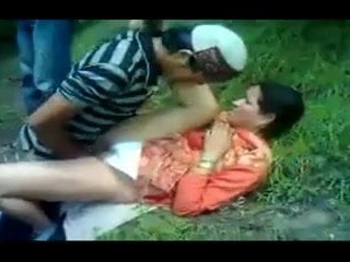 دیسی ماں جنگل میں 3 لڑکوں کی طرف سے گڑبڑ