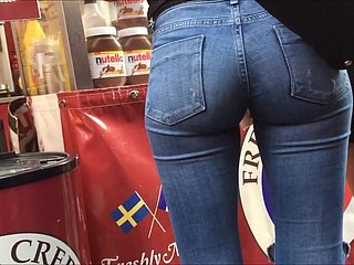 nuisance teen flaxen-haired parfaite en jeans serrés